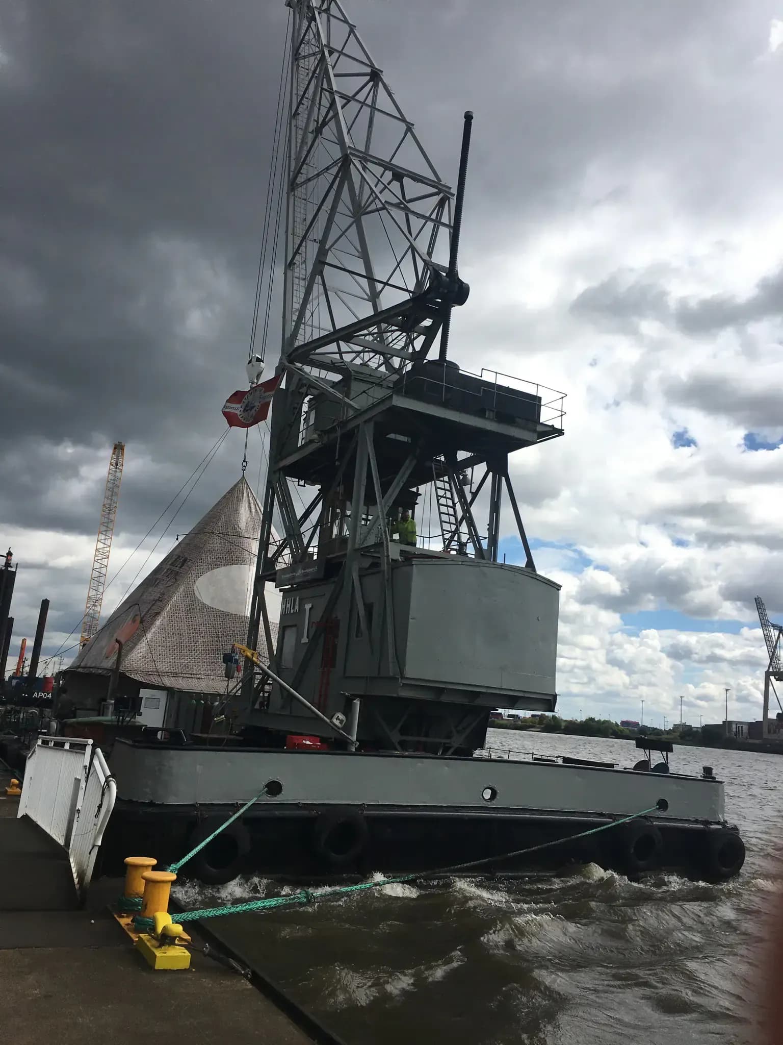 Schwimmkran auf Ponton bei Hafenarbeiten mit Lastaufnahme im Hamburger Hafen